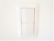 【リフォーム完成】照明スイッチは全てワイドタイプに交換しました。毎日手に触れる部分なので気になりますよね。新品できれいですし、見た目もオシャレで押しやすいです。細かな気になる箇所までリフォームしまし…