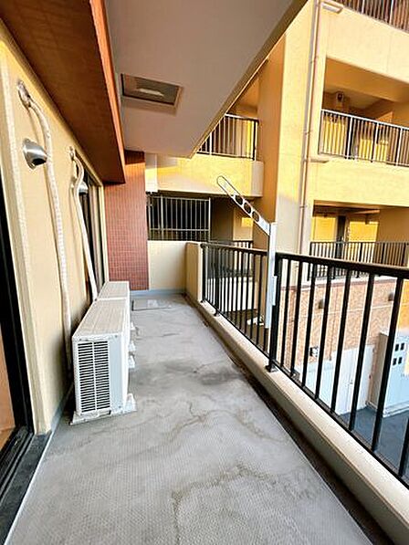 【リフォーム中7/2撮影】ベランダの写真です。クリーニングを行います。