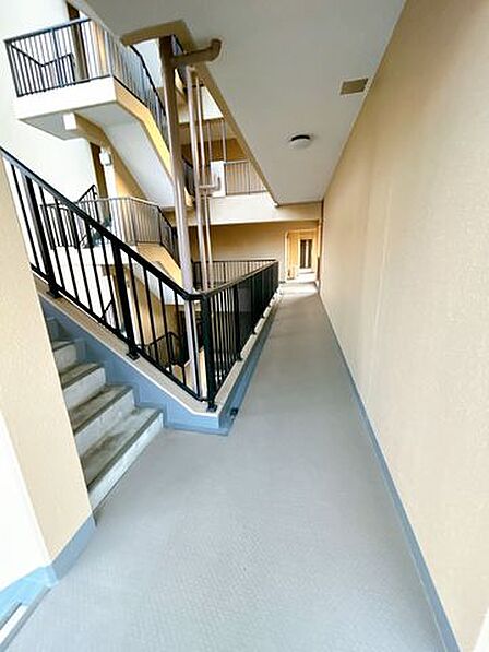 【共用部】階段付近の写真です。