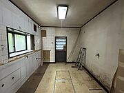 【リフォーム予定7/5撮影】キッチンの写真です。床フローリング重ね張り・建具新設・クロス張替え・照明交換予定です。