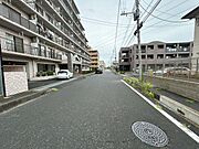 【道路】道路写真です。接面道路の南東側幅員は約9.5ｍです。