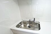 【同仕様写真】新品交換予定のキッチンのシンクはサビにくく熱に強いステンレス製です。水はねの音を抑える静音設計で、従来よりもさらに水音が静かになっています。