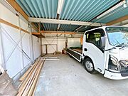 【リフォーム中5/25更新】ガレージ内は並列で2台駐車可能です。不要物の撤去を行います。
