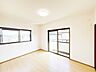 室内：【リフォーム済】2階6.5帖風通しがよく南側で日の当たるお部屋。お子様のお部屋にいかがでしょうか。収納スペースもばっちりございます。床フローリング張り、クロス張替を行いました。