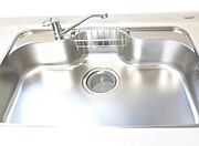 【同仕様写真】新品交換予定のキッチンのシンクはサビにくく熱に強いステンレス製です。水はねの音を抑える静音設計で、従来よりもさらに水音が静かになっています。