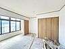 洋室：【リフォーム中10/3更新】2階東側洋室。南側で日の当たるお部屋です。お子様のお部屋にいかがでしょうか。収納スペースもばっちりございます。床フローリング張り、クロス張替を行います。