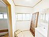 洗面：【リフォーム中10/12更新】洗面室写真です。新しい洗面化粧台設置作業中です。床クッションフロア張替、壁天井クロス張替行います。清潔な空間で、朝の支度も気持ちよく出来そうです。