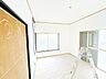 室内：【リフォーム中10/12更新】2階洋室写真です。床フローリング張り、クロス張替え、LED照明交換予定です。陽当たりがいいので、ゴロンと横になりたいときには嬉しい空間です。