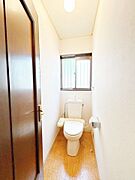 【リフォーム中】1階トイレ。新しい温水洗浄機能付きトイレに交換いたします。直接肌に触れるところなので設備が新しいと気持ちいいですね。床クッションフロア張替、壁天井クロス張替を行います。