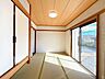 和室：【リフォーム中】1階玄関脇6畳和室。リビングと隣接しているので、ふすまを開ければ親戚やお客様が来たときにも便利なお部屋です。畳、ふすま、障子、クロスはすべて張替を行いました。