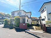 価格には消費税、リフォーム費用を含みます。リフォーム中でもご案内可能。内覧希望の方はお電話ください。【リフォーム中】外観写真です。外壁屋根塗装、庭側に駐車スペース増設予定です。