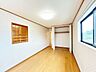 洋室：【リフォーム中】2階8帖風通しがよいお部屋です。お子様のお部屋にいかがでしょうか。収納スペースもばっちりございます。床クリーニングとワックスがけ、クロス張替を行います。