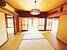 室内：【現在リフォーム中　10/4更新】続き間の和室を別アングルから撮影しました。間取り変更予定。床フローリング貼り、壁天井のクロス貼替予定です。照明器具も新しく設置します。