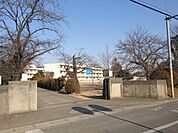 野田市立福田 福田中学校まで約700ｍです。お子様の足でも安心の距離です。学校行事やクラブ活動で帰りが遅くなっても苦にならないですね。