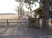 常総市立絹西小学校まで約2700mです。