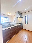 【現況販売】キッチンの写真です。対面キッチン付き。ダイニングにいる家族と会話を楽しみながら調理や後片付けができます。残置物は撤去致します。
