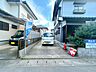 その他：【内外装リフォーム中10/12更新】駐車場写真です。縦列で最大3台駐車可能です。駐車場横にある石と庭木は伐採致します。