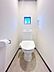 トイレ：【リフォーム完成】1階トイレの写真です。トイレはジャニス工業製の温水洗浄機能付きに新品交換予定です。キズや汚れが付きにくい加工が施してあるのでお手入れが簡単です。