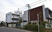 茂原市立本納中学校まで約5.1Kｍ（車約8分）　少し長い距離ですが、成長期にしっかり運動、歩くことで健康的になりますね。お友達と会話を楽しみながらの通学も良い思い出の1つですね。 5100m