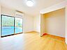 室内：【内外装リフォーム済】1階の洋室約7帖です。家具などが置きやすいように畳からフローリングへ変更しました。天井壁クロス貼り替え、フローリング張り替え、照明交換、他。