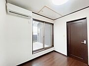 【現況販売】2階3.5帖の洋室を別角度で撮影しました。小屋裏収納付きで収納力もばっちりです。