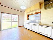 【リフォーム中6/1更新】キッチンを撮影。設備は新品交換しますs。ダイニングのそばにあるので、できたてのお料理をすぐに運べます。家族で食卓を囲むのが楽しみですね。
