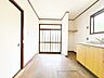 キッチン：【リフォーム中10/5更新】キッチンと玄関を撮影しました。クロス・網戸張替、床フローリング重張、照明器具交換、他。