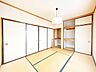 収納：【リフォーム中10/5更新】和室約6帖です。畳からフローリングへ変更します。お部屋の角に出窓があるので明るい雰囲気のお部屋になります。天井壁クロス貼り替え、フローリング張り替え、照明交換、他。