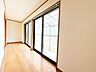 室内：【リフォーム中10/5更新】縁側のお写真です。大きな窓があるので、明るく過ごしやすい空間になっています。クロス・網戸張替、床フローリング重張、照明器具交換、他。