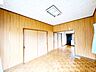 室内：【リフォーム中10/5更新】。約18帖のLDKです。キッチンまで見渡せます。来客時の視線が気になる場合はカーテンで仕切るのもいいですね。壁クロス貼り替え、フローリング張り替え、照明交換、他。