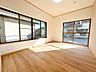 室内：【1階洋室6帖】東と南の二面採光で陽当たり良好。クロスの張替えとフローリング張りを行いました。窓も大きく外の光が差し込み、明るく過ごせるステキなお部屋に仕上がりました。