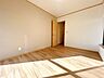 室内：【1階洋室別角度】照明や建具も交換しました。フローリングの木目が落ち着く印象を与えてくれるお部屋。独立した部屋になっているので、客間としてもご活用いただけます。