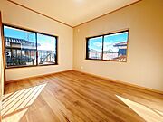 【2階西側洋室】クロスの張替え、フローリング重ね張りを行いました。西と南の二面採光で光がお部屋に優しく差し込むお部屋です。通りに面していないので、ゆったりとお過ごしいただけます。