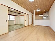 【LDK】1階南東側6帖和室はダイニングキッチンと繋げて、12帖のリビングへと間取変更を行いました。玄関から近い位置にあるので、お買い物帰りにすぐキッチンへ向かうことができます。