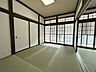 室内：【1階玄関横6帖和室】畳の表替えと照明交換を行いました。8帖和室と続き間になっており、ご親族の集まりなど来客がある際にも便利です。