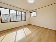 【2階約9帖洋室】床の張替え、クロスの張替え、照明交換を行いました。南西側の窓は4枚窓で幅が広く、明るい光が差し込みます。