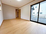 【洋室7.5帖】独立した北西のお部屋。寝室や個室として利用可能です。クロスの張替えやフローリング張りを行い、過ごしやすいお部屋とと仕上げました。