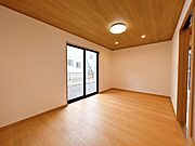 【LDK】別角度写真です。建具や照明も新品に交換済み。サッシはペアガラスへと交換しました。毎日ご家族の笑い声が響く、素敵な空間へと仕上げていきます。