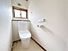 トイレ：【現地内観写真】1階トイレスペースです。床はクッションフロア張替え、壁・天井はクロス張替え、便器は新品に交換いたしました。