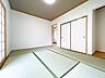 和室：【現地内観写真】1階6帖和室の写真です。畳の表替えを行いました。ご親族の集まりなど来客がある際にも便利です。