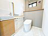 トイレ：【トイレ】窓があり明るく清潔感のあるトイレです。グレーのアクセントクロスで落ち着いた雰囲気に仕上げました。