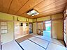 和室：【リフォーム中】間取り変更を行い、広々約23帖LDKのおうちにします。フローリングの重張、クロス張替、照明交換等を行います。1階に和室があり、客間や家族のくつろぎスペースとして便利です。
