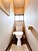 トイレ：【リフォーム中】2階トイレです。 2階にもトイレを完備。夜間や忙しい朝も階下まで移動する必要がなく便利です。