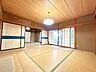 和室：【リフォーム中】【1階南東側和室】1階南東側8帖和室別角度です。ふすま部分は壁になり、8帖の洋室にリフォームします。クロス張り、フローリング張りなどを行います。