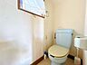 トイレ：【1階トイレ】トイレです。窓付きで自然光が入る明るいトイレ。換気もしやすく、快適にお使いいただける空間です。