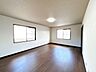 室内：【リフォーム済】2階東側の約12帖洋室です。フローリング仕上げ、クロス張替、建具交換、照明交換、クリーニングを行いました。ゆったりサイズのお部屋なので、主寝室にぴったりですね。