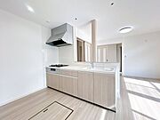 【リフォーム済】キッチンは新品に交換しました。3口コンロによって調理がスムーズに行えます。収納を使用することで作業スペースを十分に確保できます。調理場が新品なのは、衛生的で安心ですね。