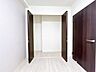 その他：【リフォーム済】東側洋室の収納です。建具交換を行いました。物の出し入れがしやすい横幅広めの収納です。