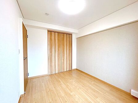 【リフォーム済】洋室です。フローリング張替、クロス張替、建具交換、照明交換等を行いました。約1帖分の収納がついています。