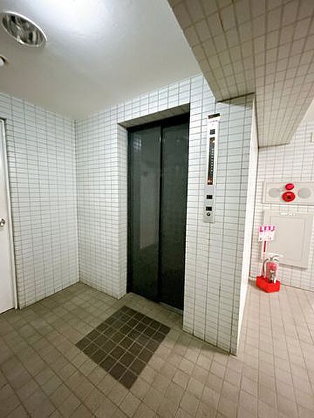 【共用部】エレベーター付きで、日々の移動も快適にご利用いただけます。5階までのエレベーターと、6階以上の階が使用できるエレベーターと分けられているので、混雑も防げます。